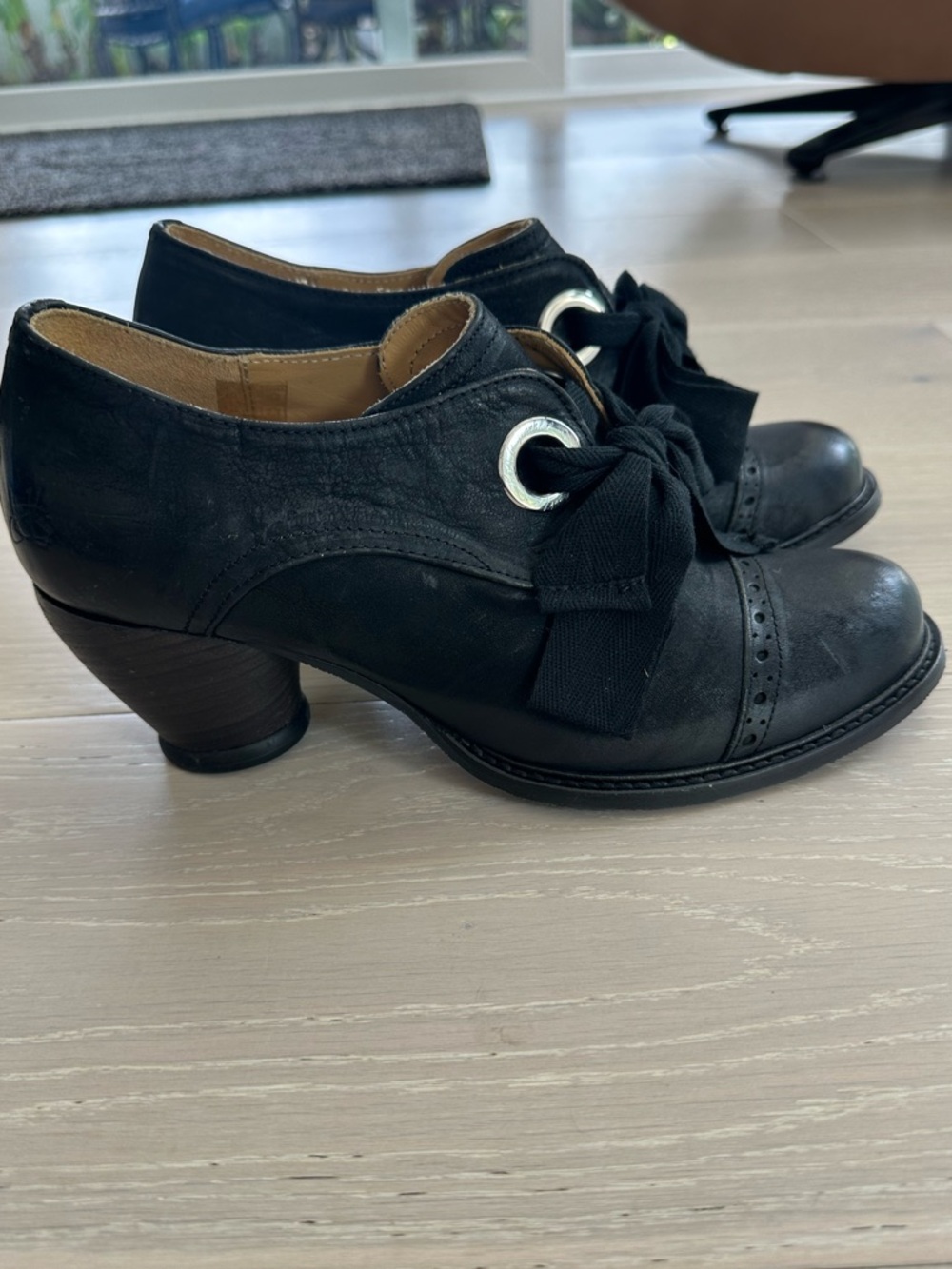John Fluevog Black Leather Lace-Up Chunky Heel Ankle Booties with Ribbon Laces - Picture 2 of 11